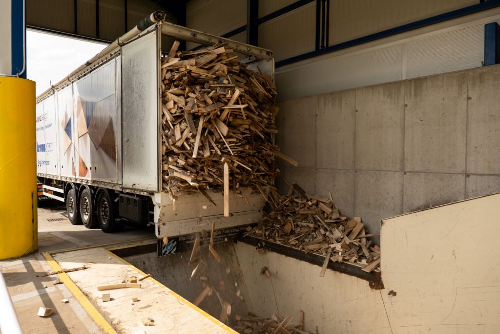 Vykládka odpadního dřeva na dopravník recyklační věže