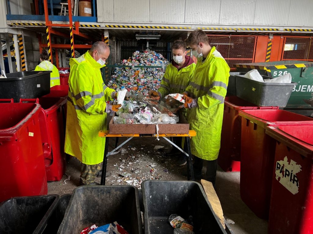 Obrázek 1 – Rozbory plastových odpadů probíhají obvykle přímo na partnerských dotřiďovacích linkách. 